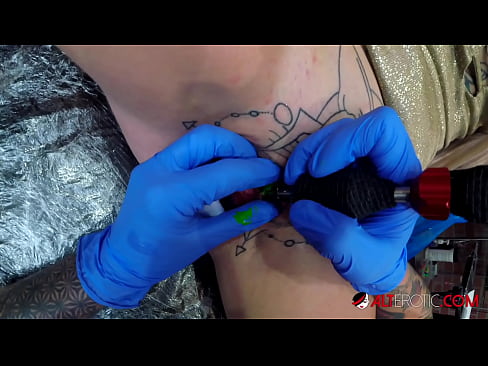 ❤️ Extreem getatoeëerde hottie Sully Savage kreeg een tatoeage op haar clitoris ❤️ Quality sex at us nl.xxxnd.ru ☑